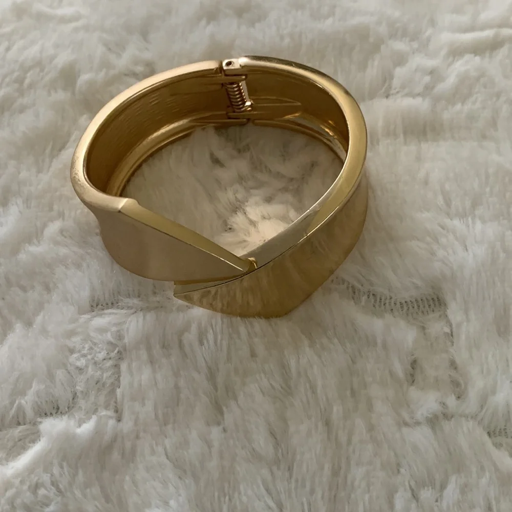 Gold tone‎ bracelet